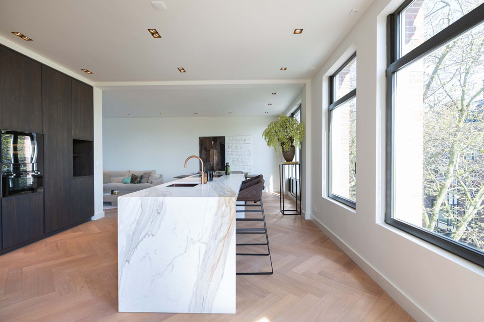 kookeiland marmer zijaanzicht