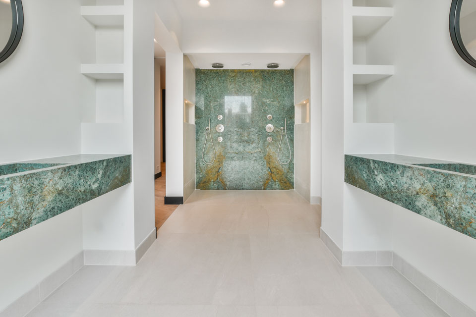 totale badkamer met marmer