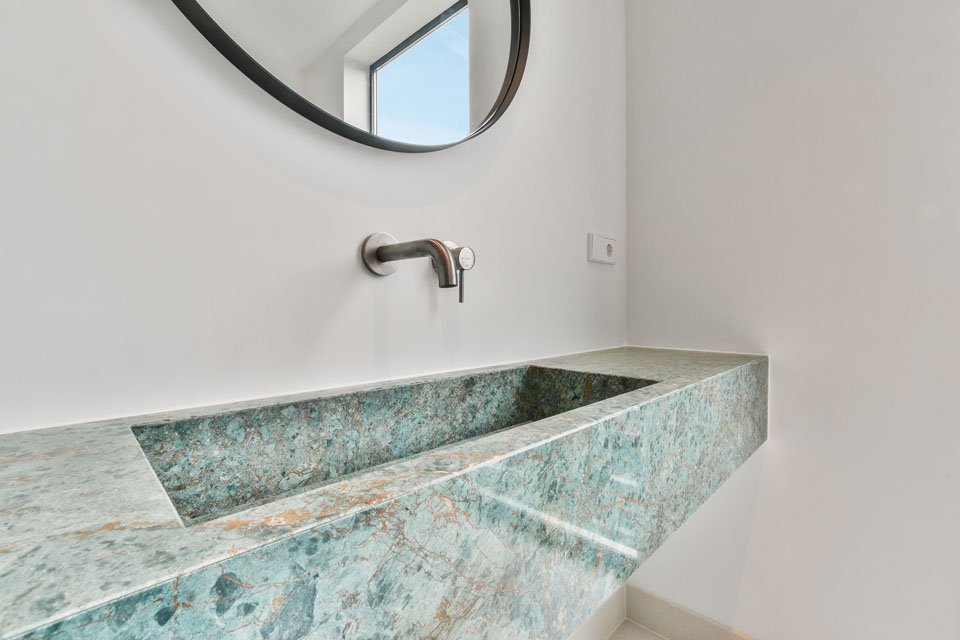 marmer wastafel met kraan