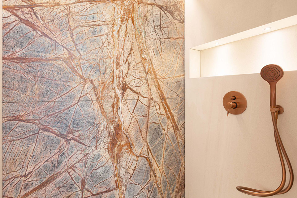 douche met marmeren wand