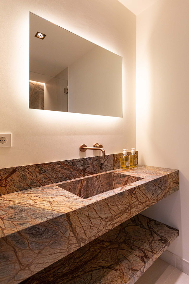 wastafel marmer verlicht